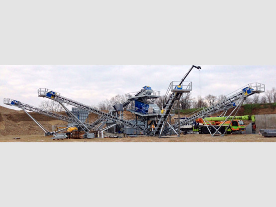 MONTAGE EN COURS D’UNE STATION COMPLETE DE CONCASSAGE  EN FRANCE AU PEAGE DU ROUSSILLON (38)